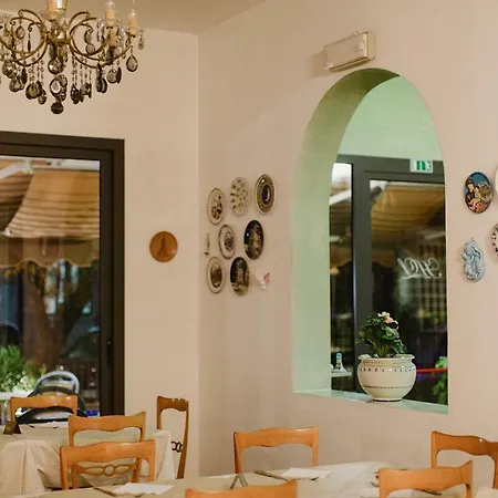 Lauretta Otel